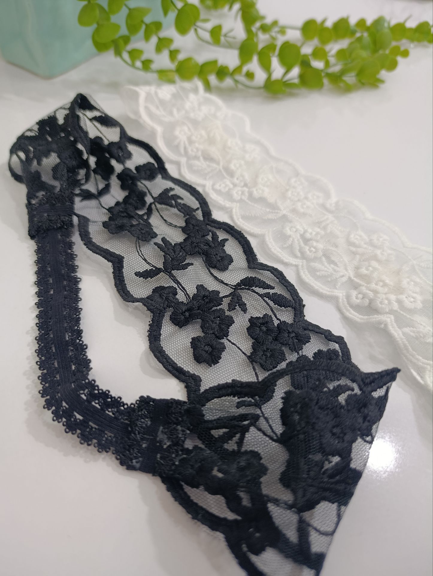 هدبند توری طرح گل و برگ